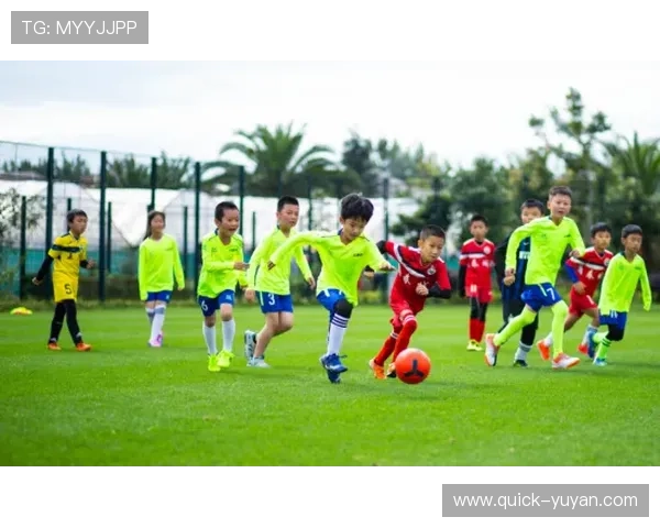 足球球星与小学生携手成长共筑梦想足球课堂点燃未来希望